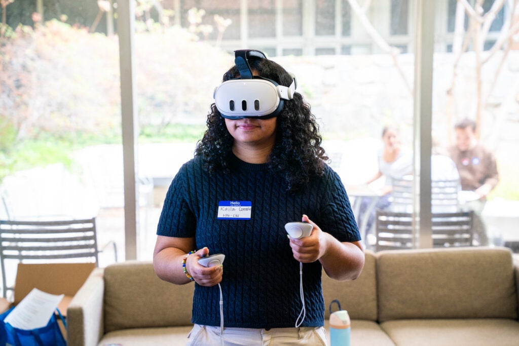  MPH student Kaila Comerie tests out a VR world from CHS 226.